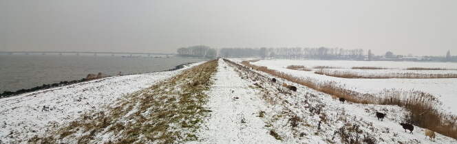 dijk tussen de veerhaven en dorpshaven in Numansdorp